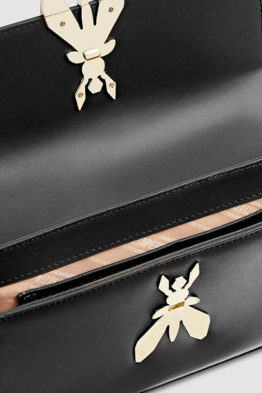 borsa_a_spalla_in_pelle_con_tracolla_4.webp Patrizia Pepe Tracolla<Borsa a spalla in pelle con tracolla