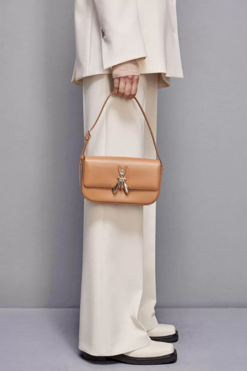 borsa_a_spalla_in_pelle_con_tracolla_5-1.webp Patrizia Pepe Tracolla<Borsa a spalla in pelle con tracolla