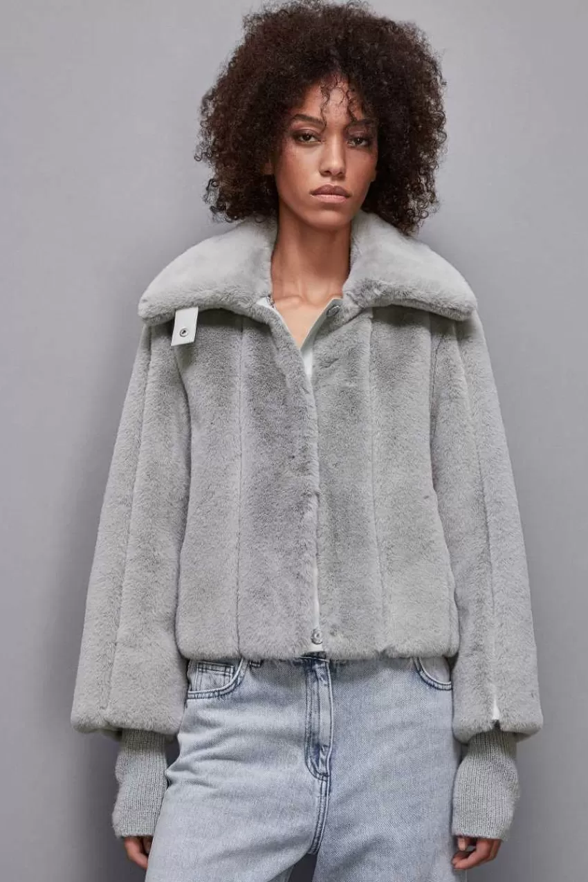 giubbotto_corto_in_tessuto_sintetico_5-2.webp Patrizia Pepe Cappotti<Giubbotto corto in tessuto sintetico